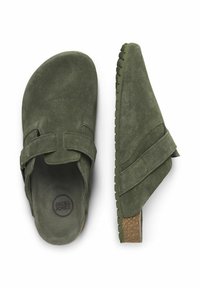 Zapatos verde de ante sin cordones con una superficie texturada, que cuentan con una amplia correa en el empeine y una suela intermedia similar al corcho.
