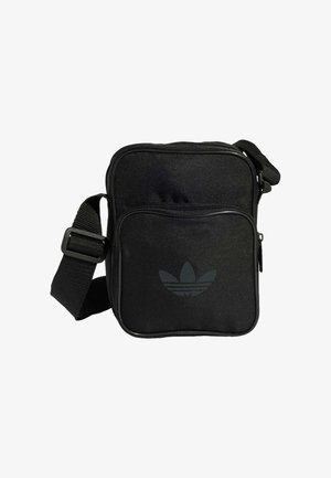Borsa a tracolla nera in tessuto con tracolla regolabile, scomparto principale con zip, tasca frontale e dettagli in rilievo con logo. Forma rettangolare.