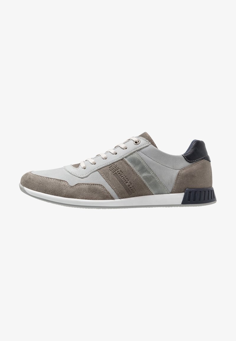Sportowe sneakersy w szaro-szarym zamszu i skórze. Posiadają teksturowane akcenty, zaokrąglony czubek, płaską białą podeszwę oraz detal z logo z boku.