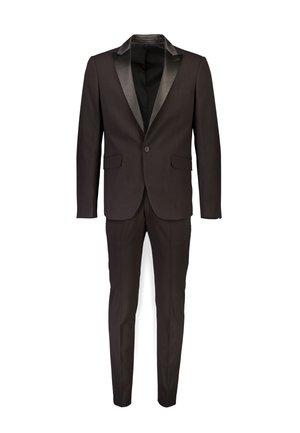 Smoking nero con un solo bottone, rever a punta in satin e pantaloni slim-fit abbinati, mostrato su sfondo bianco.