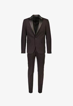 Czarny smoking na jeden guzik z satynowymi wypustkami i dopasowanymi dopasowanymi spodniami, pokazany na białym tle.