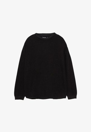 Čierny rebrovaný sveter s dlhým rukávom a okrúhlym výstrihom, s prepadnutými plecami, vyrobený z mäkkej textúrovanej látky. Žiadne viditeľné kovanie.