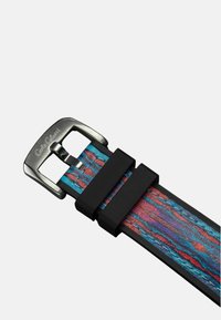 Cintura in pelle colorata con una fibbia metallica argentea, caratterizzata da una texture ondulata in tonalità blu, rosa e rosso, fissata con due anelli neri.