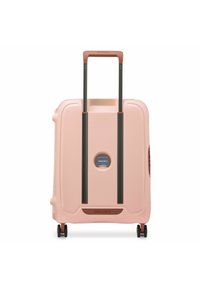 Valigia rigida Delsey di colore rosa soft con superficie texturizzata, manico retrattile marrone e quattro ruote nere per la mobilità.