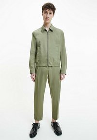 Calvin Klein RELAXED STRETCH - Pantaloni - delta green