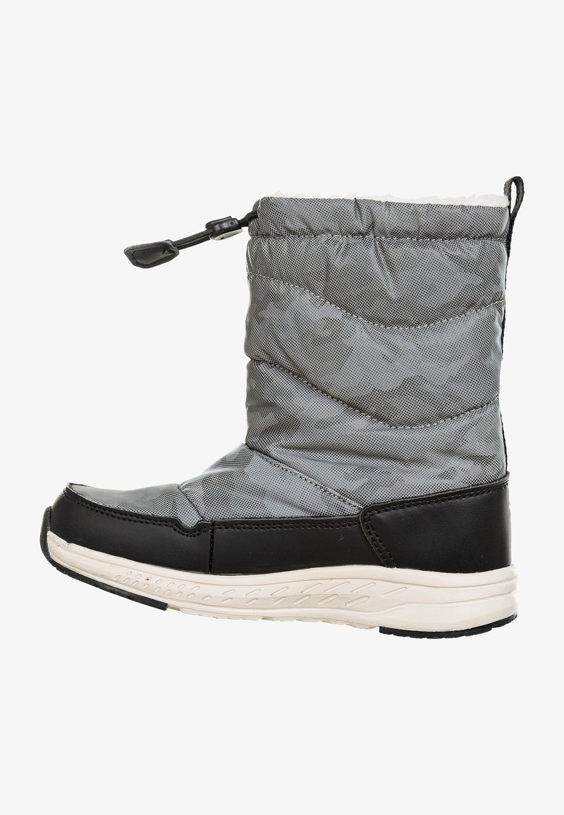Grå quiltet vinterstøvle med sorte accenter, rund tå, elastisk lukning og en struktureret gummisål for godt greb.