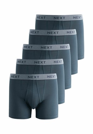 Vijf paar donkerblauwe herenboxers met grijze elastische taillebanden met het label NEXT, gerangschikt in een afwisselende verticale stapel.