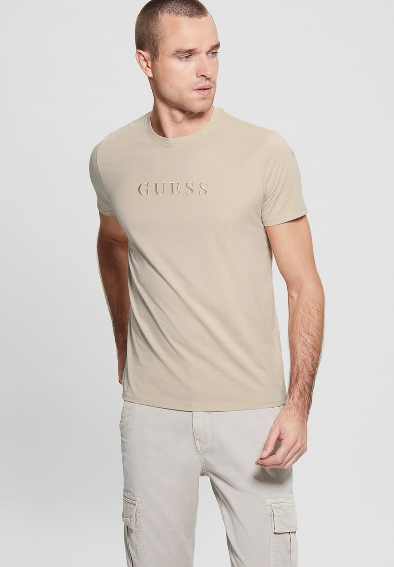 Guess MIT GESTICKTEM LOGO - T-shirt print - beige