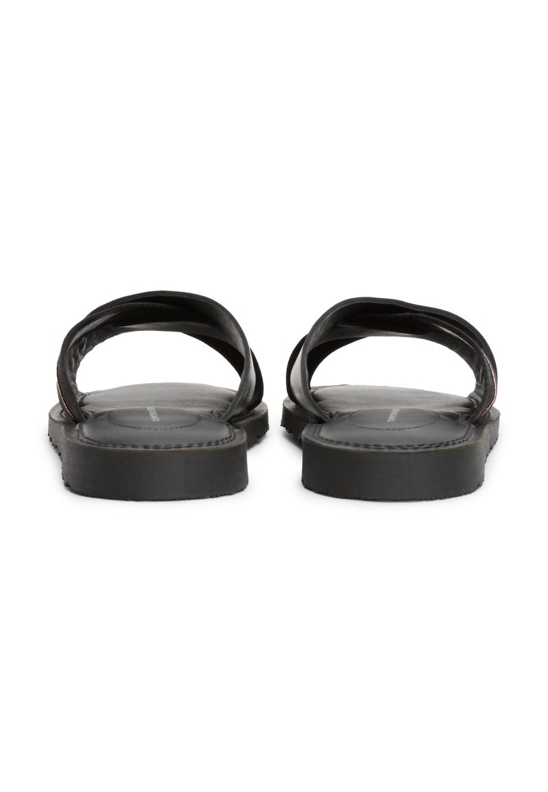 Sandalias de cuero negro que presentan dos correas redondeadas y una suela plana con bordes elevados. Textura suave y detalles de costura mínimos.