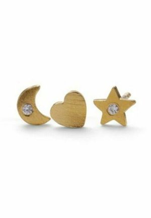 Tres pequeños pendientes de oro en forma de luna creciente y estrella con piedras claras, y un corazón liso en el centro sobre fondo blanco.