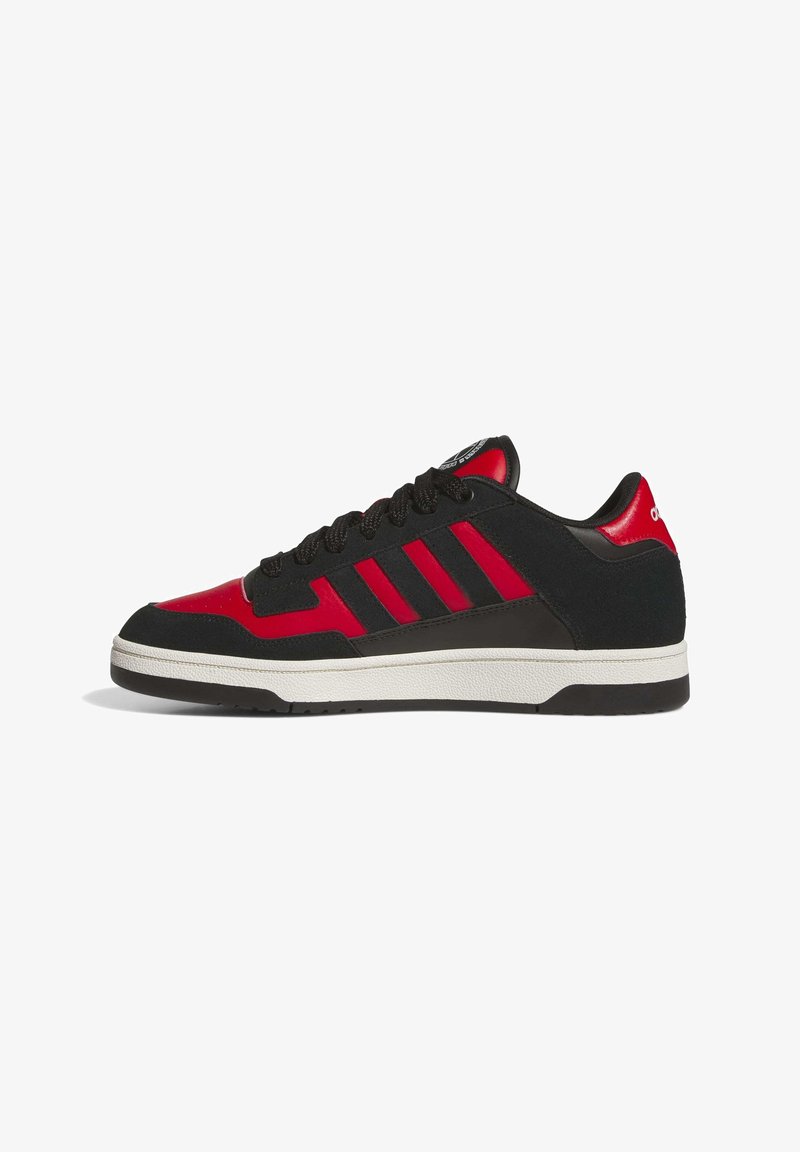 Baskets Adidas noires et rouges en daim et matière synthétique, à lacets, avec une semelle intermédiaire blanche et l'emblématique logo à trois bandes.