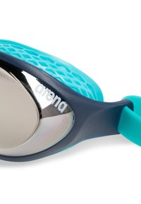 Okulary pływackie z lustrzanym, srebrnym szkłem, granatową oprawą oraz teksturowanym turkusowym silikonowym paskiem. Z boku znajduje się logo "arena".