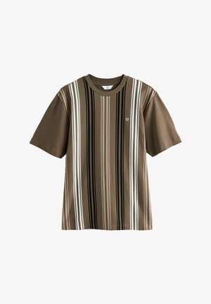 Ruda dryžuota marškinėliai su vertikaliomis baltos ir juodos spalvos linijomis. Trumpomis rankovėmis ir apvalia iškirpte. Mažas logotipas ant krūtinės.