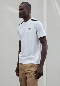 EA7 Emporio Armani NATURAL VENTUS TEE - Pamata T-krekls - white