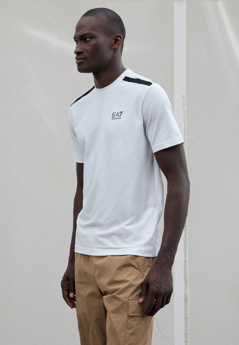 EA7 Emporio Armani NATURAL VENTUS TEE - Jednoduché tričko - white