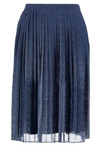 Gonna plissettata blu navy con un motivo a piccoli puntini bianchi, realizzata in tessuto leggero, con una vita elastica per maggiore comfort e fluidità.
