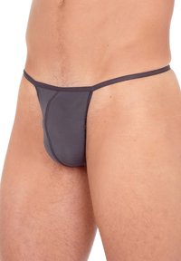 Grau farbene Thongs aus weichem Stoff, mit einem minimalistischen Design, dünnen Seitenriemen und nahtloser Konstruktion für besonderen Komfort.
