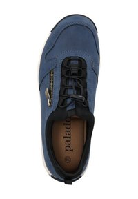 Zapatillas de gamuza azul con cordones elásticos negros, cremallera lateral y suela de goma blanca. Presentan una textura suave y detalles de costura.