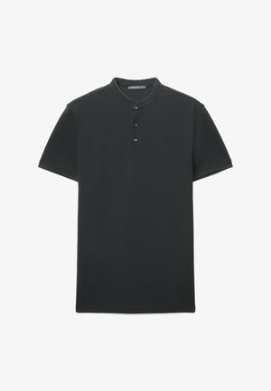 Polo nera a maniche corte realizzata in tessuto texturizzato. Presenta un colletto arrotondato con un'assetto a tre bottoni e un orlo cucito.