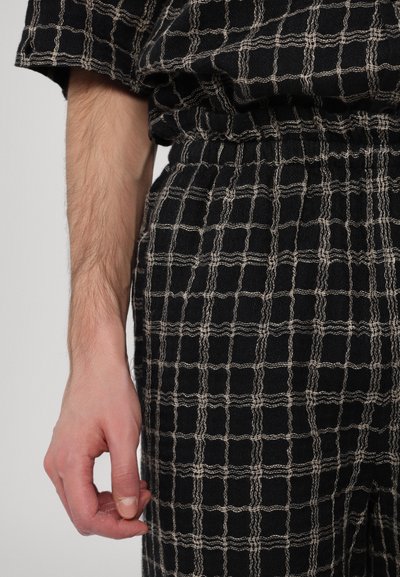 Henrik Vibskov WAYBILL UNISEX - Šortai - black