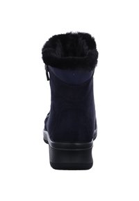 Botas de tobillo azul marino con un suave cuello de piel sintética y detalle de cremallera. Fabricadas en gamuza con una suela de goma texturizada para agarre y durabilidad.