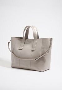 Borsa a tracolla grigia in pelle con due manici superiori e una tracolla rimovibile. Presenta cuciture verticali e una texture liscia e opaca.