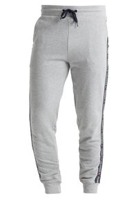 Pantalones de chándal gris claro confeccionados en una suave mezcla de algodón, con cordón en la cintura, piernas ajustadas y franjas laterales negras con acentos rojos y blancos.