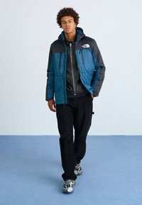 The North Face LIMBARA LIGHT SYNTH HOODIE - Lengva striukė - midnight petrol