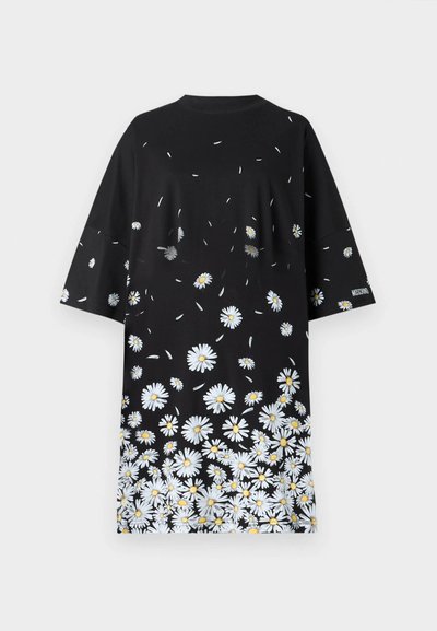 Sort T-shirt, løstsiddende, korte ærmer, prydet med hvide og gule tusindfrydsmønstre ved kanten, blødt stof, rund halsudskæring.