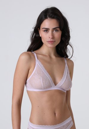 Bralette in pizzo di un delicato lilla. Coppe a triangolo con motivi floreali e sottili spalline regolabili. Texture morbida e fascia elastica per il comfort.