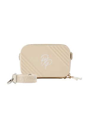 Beige rechthoekige crossbodytas met witte logoletters, afneembare bijpassende stoffen band met metalen gespen en ritssluiting.