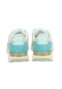 Sneakers con una combinazione di colori bianco e azzurro chiaro, con accenti in suede, suola imbottita e tomaia in mesh per la traspirabilità.