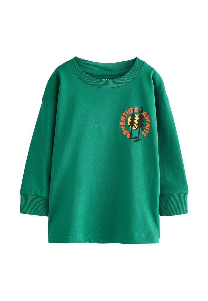 Camisa verde de manga larga en una suave mezcla de algodón, que presenta un escote redondo, puños acanalados y un gráfico central con árboles y texto.