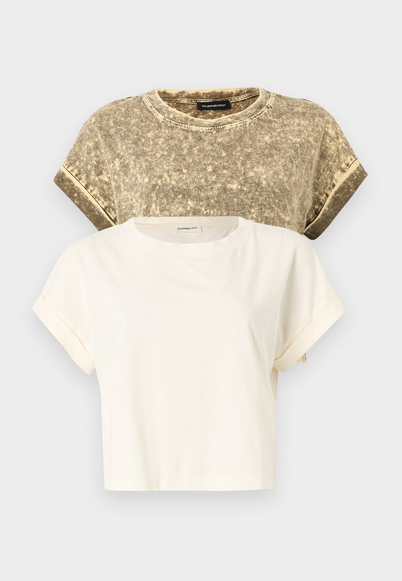 Zwei gekürzte T-Shirts: eines in verblasstem Olivgrün mit weicher Textur und gerollten Ärmeln, das andere aus weißer Baumwolle mit glatter Oberfläche und Kontrastnähten.