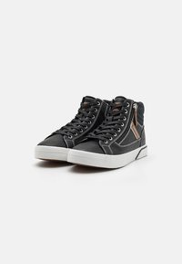 Zapatillas altas negras con un upper texturizado, suela de goma blanca y detalle de cremallera decorativa en el lateral. Presenta costuras blancas contrastantes.
