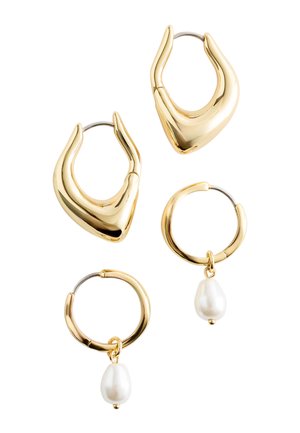 Goldfarbene Creolen mit zwei Designs: eine geschwungene und eine mit einem Tropfen aus Süßwasserperle. Glatte Oberfläche, glänzende Optik und sichere Verschlüsse.