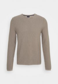 Sweter z długim rękawem, dekolt typu crewneck, w jasnym odcieniu taupe, wykonany z fakturowanej tkaniny z prążkowanym wzorem, z subtelnym logo na dole.