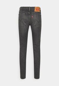 Úzké džíny v tmavě šedém denimovém provedení. Obsahují zadní kapsy s prohnutými švy, koženou nášivku s logem na pase a slim fit střih.