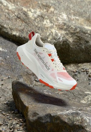 The North Face ALTAMESA 500 V2 - Chaussures de marche - white/lava red