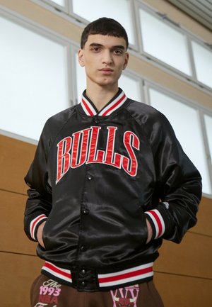 NBA CHICAGO BULLS APPLIQUE BOMBER - Klubbkläder - black/red