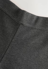 Tissu de sweat-shirt gris foncé avec une texture lisse ; présente une taille plate et des coutures piquées ; sans motifs visibles ni accessoires.