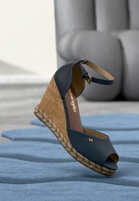 Δεν επιλέχθηκε, dress blues