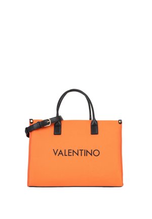 Bolsa tote rectangular naranja con asas negras, correa de hombro ajustable y texto "VALENTINO" impreso en el frente.