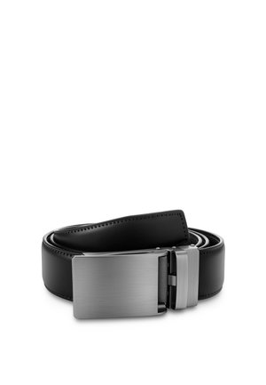 Svart skinnbelte med en glatt, rektangulær børstet metallspenne, pent rullet sammen på hvit bakgrunn.