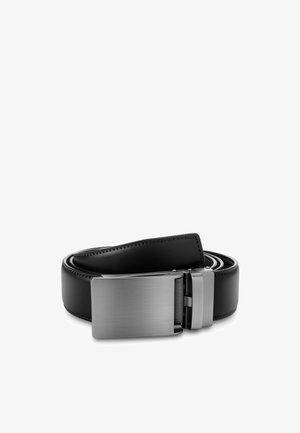 Svart skinnbelte med en glatt, rektangulær børstet metallspenne, pent rullet sammen på hvit bakgrunn.