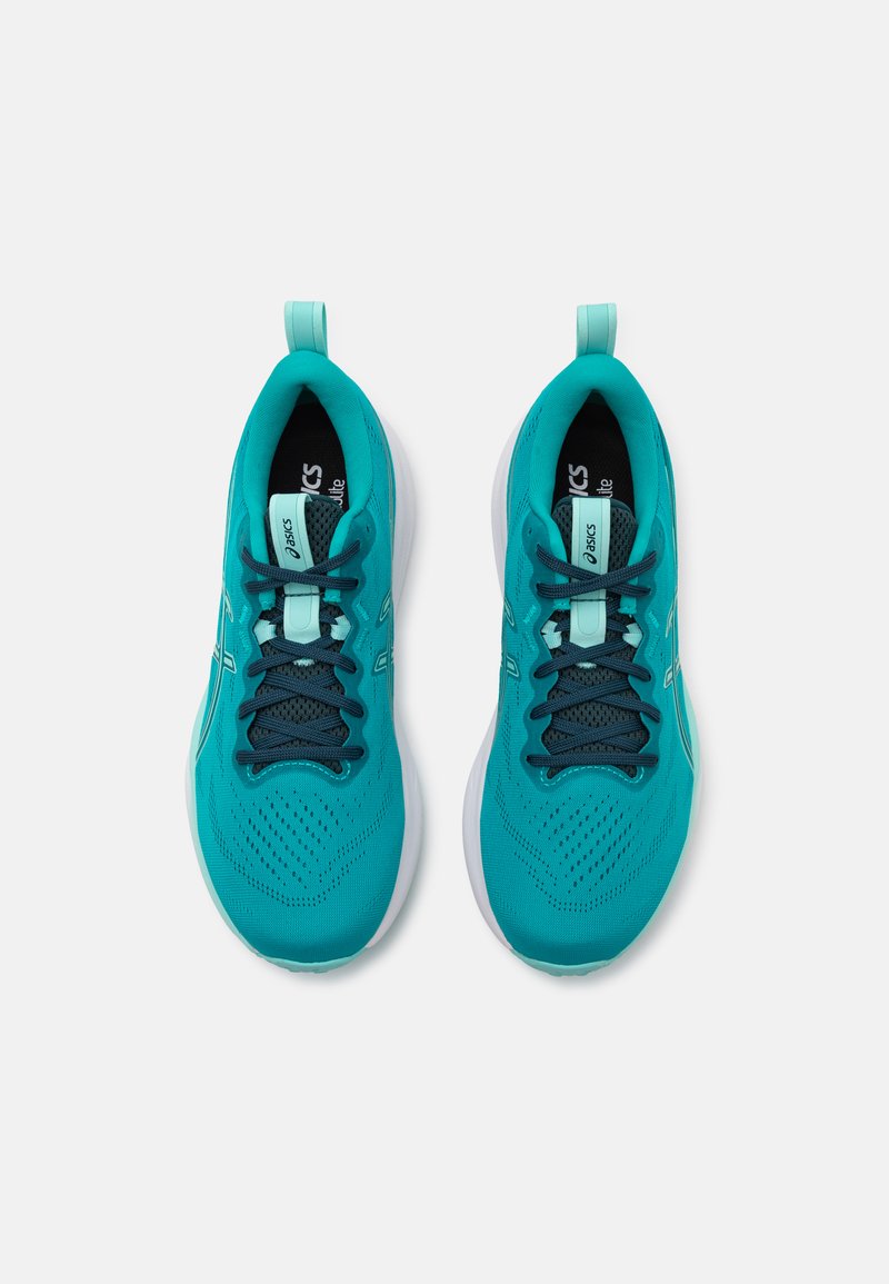Scarpe da ginnastica color teal con parte superiore in mesh, design perforato per la traspirabilità, lacci blu scuro e suola in gomma bianca.