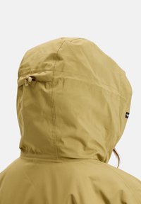 Rumena vodoodporna jakna s kapuco, ki ima nastavljivo vrvico na hrbtni strani, z gladko teksturo in minimalnimi šivi.