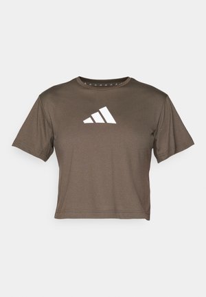 Brun kortærmet t-shirt med rund halsudskæring og et hvidt Adidas-logo på forsiden. Glat stofstruktur.