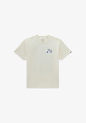 Cremefarvet t-shirt med korte ærmer, featuring en blå mærket grafik på venstre brystområde og en standard rund halsudskæring.