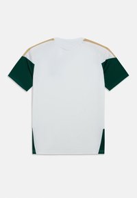 Ανδρικό πουκάμισο με κοντά μανίκια, λευκό σώμα, σκούρες πράσινες λεπτομέρειες στα μανίκια και χρυσή ρίγα στους ώμους· κατασκευασμένο από ελαφρύ ύφασμα.